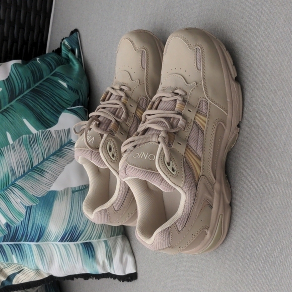 Vionic Walker Women’s Sneaker in Taupe 9.5 - Picture 2 of 7